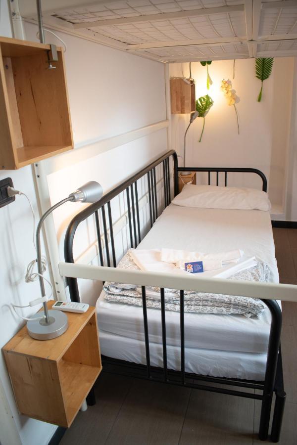 Abbey Hostel Генуя Экстерьер фото