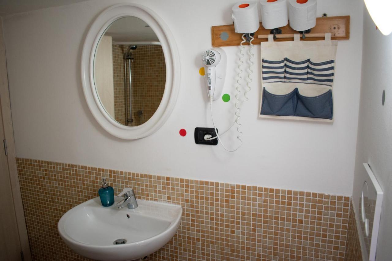 Abbey Hostel Генуя Экстерьер фото
