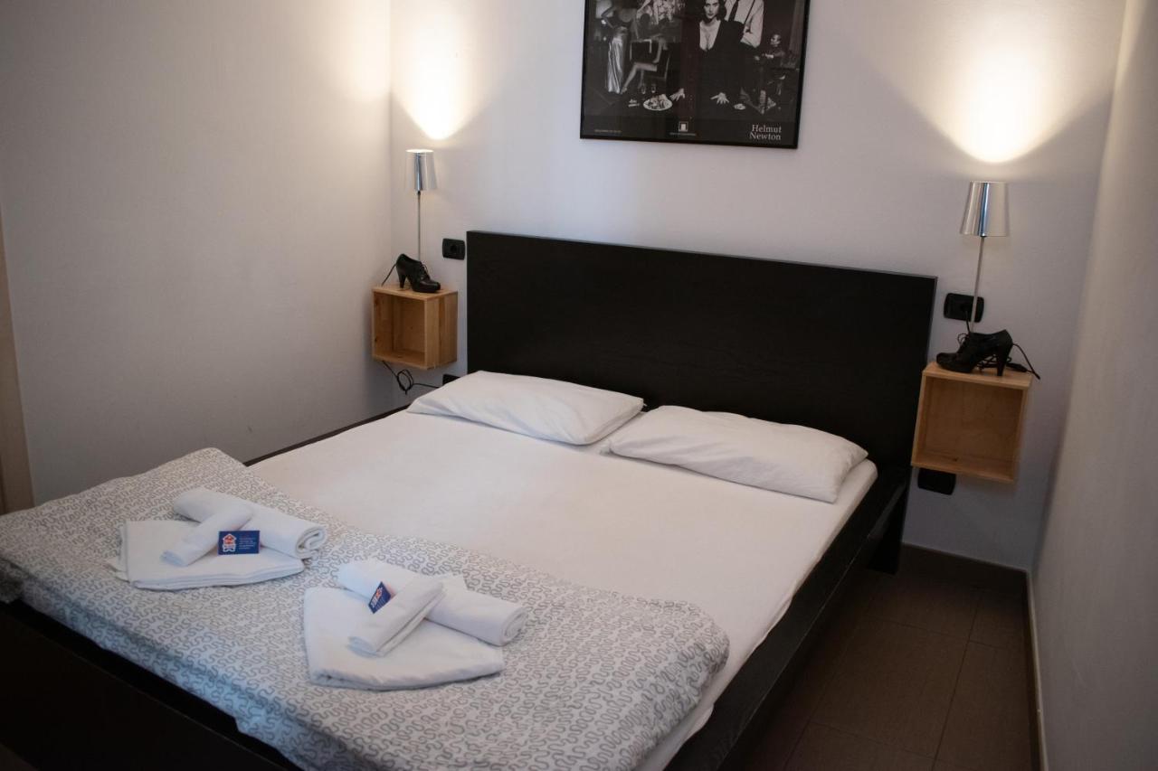 Abbey Hostel Генуя Экстерьер фото
